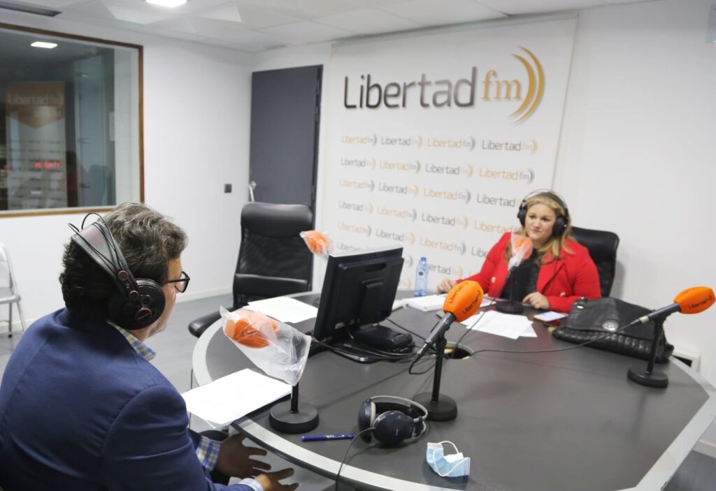 José Miguel Ramírez. Director de EACHAM Spain, CEO Globalbc y Vicepresidente ACECE con Gracia Sánchez del Real, directora y presentadora del programa EMPRESA 360 en Libertad FM