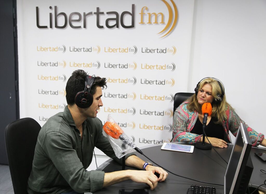 Manuel Romo, Míster España 2020 con Gracia Sánchez del Real, directora y presentadora del programa EMPRESA 360 EN LIBERTAD FM