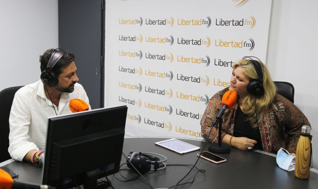 Eduardo Gómez Álvarez, COO. Director de Marca en Healthy Poke y Gracia Sánchez del Real, directora y presentadora del programa EMPRESA 360 en Libertad FM